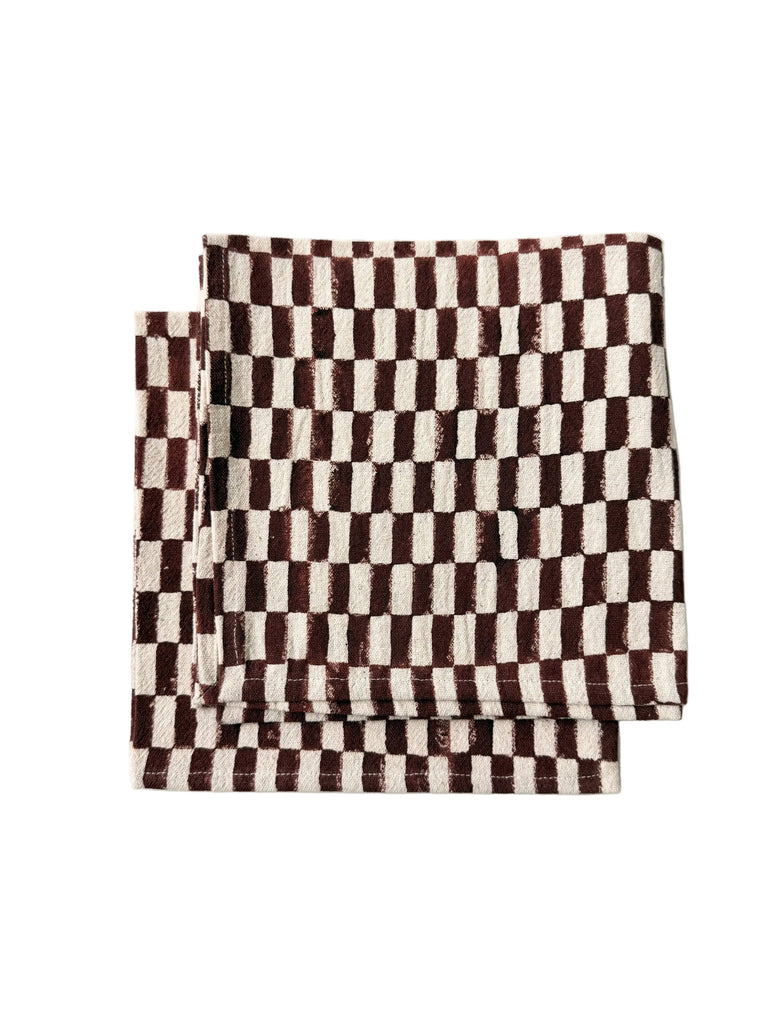 Set of 2 checkered napkins, brown and white, neatly stacked folded set